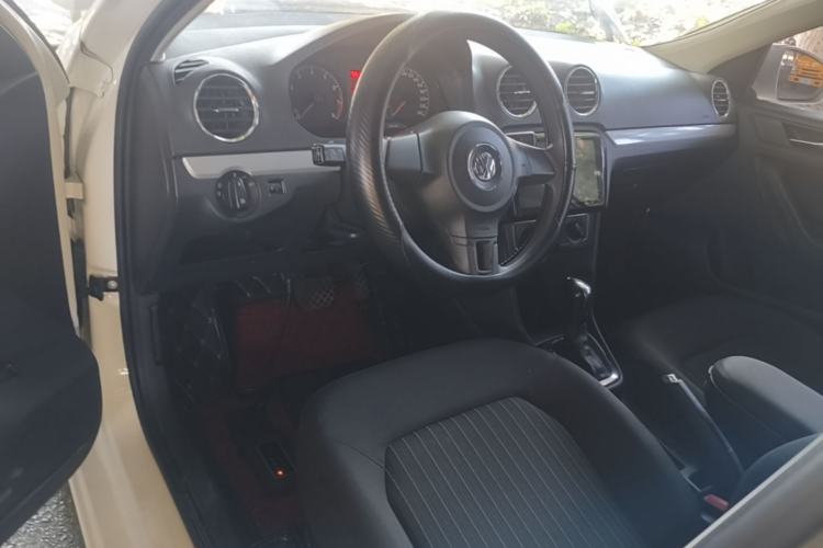 Used Volkswagen Jetta 2015 Value Edition 1.6L Automatic Comfort Version Center Console