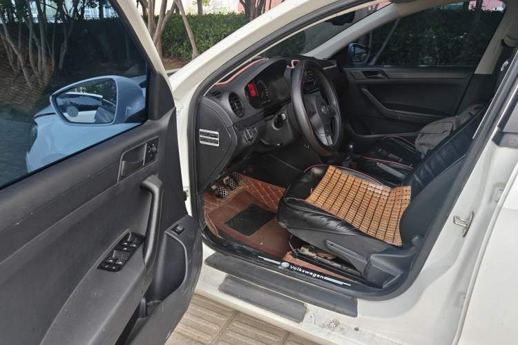 Used Volkswagen Jetta 2015 Value Edition 1.6L Manual Fashionable Style Driver Seat