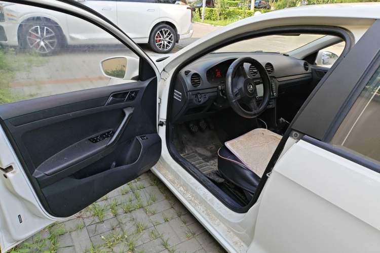 Used Volkswagen Jetta 2015 Value Edition 1.6L Manual Fashionable Style Driver Seat