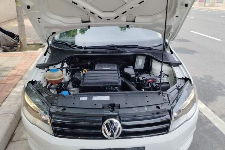 Used Volkswagen Jetta 2015 Zhuihui Edition 1.4L Manual Fashion Model Engine Bay