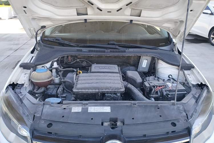 Used Volkswagen Jetta 2015 Zhuihui Edition 1.6L Manual Comfort Model Engine Bay