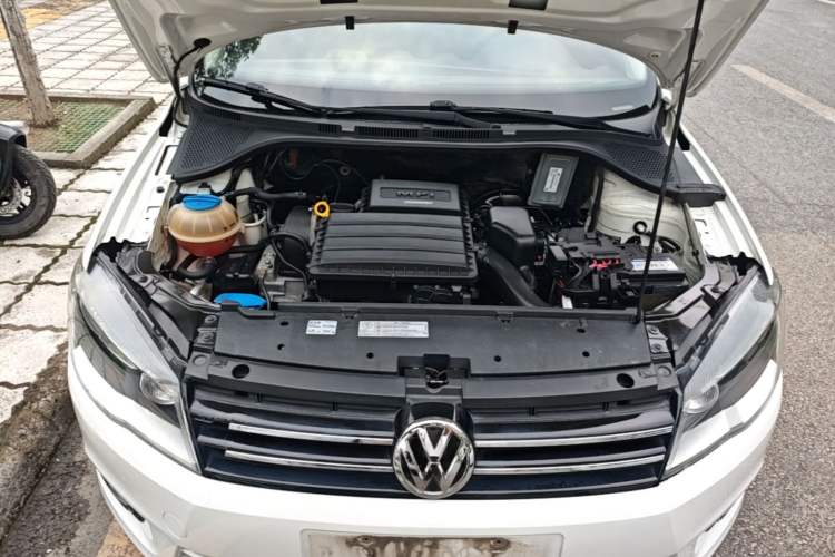 Used Volkswagen Jetta 2015 Zhuihui Edition 1.6L Manual Comfort Model Engine Bay