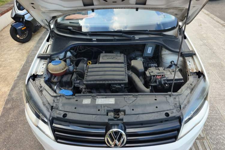Used Volkswagen Jetta 2015 Zhuihui Edition 1.4L Manual Fashion Model Engine Bay