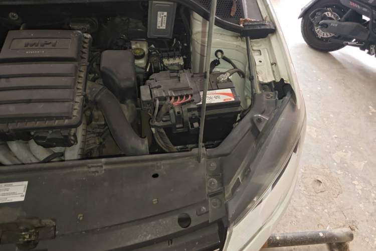 Used Volkswagen Jetta 2015 Zhuihui Edition 1.6L Manual Comfort Model Engine Bay Left