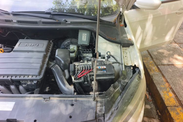 Used Volkswagen Jetta 2015 1.6L Manual Fashion Edition Engine Bay Left