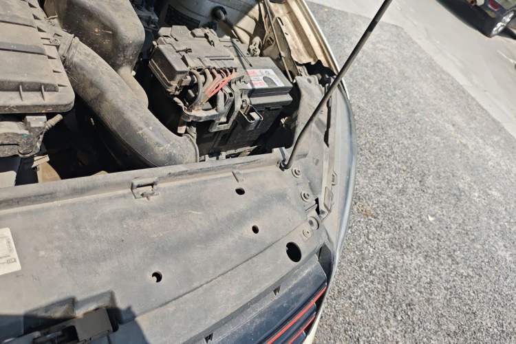 Used Volkswagen Jetta 2015 1.6L Manual Fashion Edition Engine Bay Left