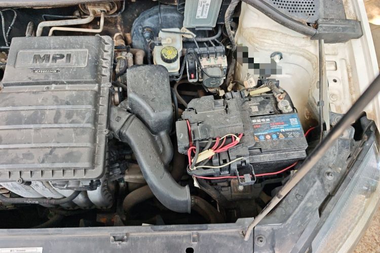Used Volkswagen Jetta 2015 Zhuihui Edition 1.6L Manual Comfort Model Engine Bay Left