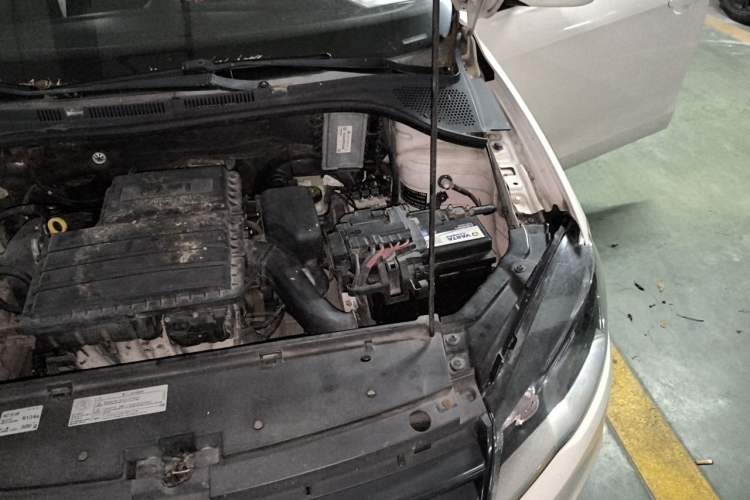 Used Volkswagen Jetta 2015 Zhuihui Edition 1.4L Manual Fashion Model Engine Bay Left