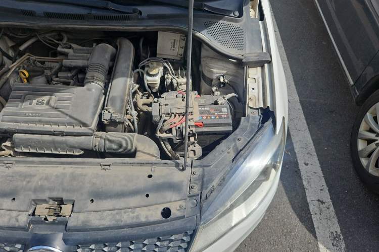 Used Volkswagen Jetta 2015 1.4TSI Automatic Sport Model Engine Bay Left