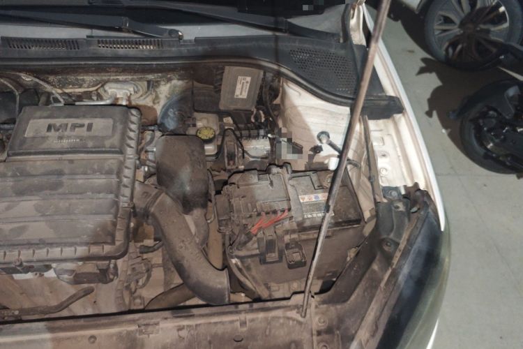 Used Volkswagen Jetta 2015 Zhuihui Edition 1.6L Manual Comfort Model Engine Bay Left