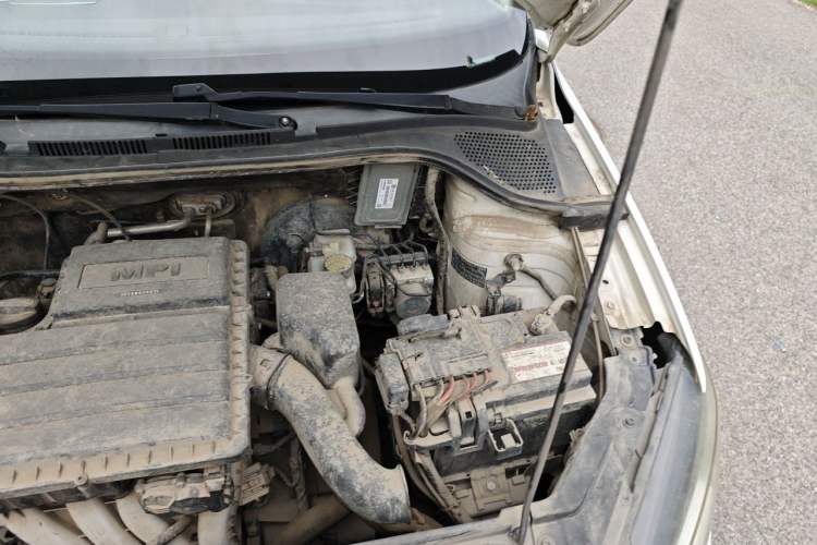 Used Volkswagen Jetta 2015 Zhuihui Edition 1.6L Manual Comfort Model Engine Bay Left
