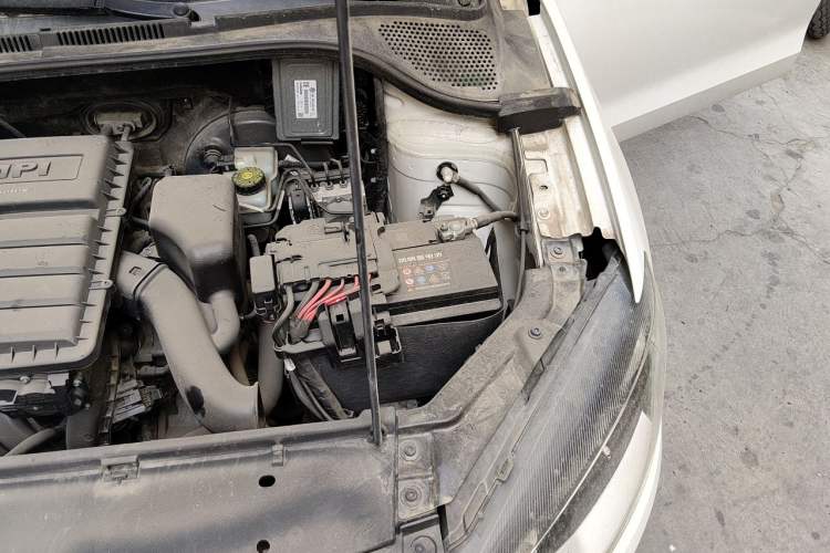 Used Volkswagen Jetta 2015 Zhuihui Edition 1.4L Manual Fashion Model Engine Bay Left