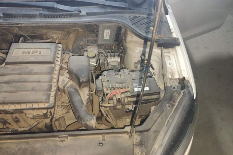 Used Volkswagen Jetta 2015 Zhuihui Edition 1.4L Manual Fashion Model Engine Bay Left