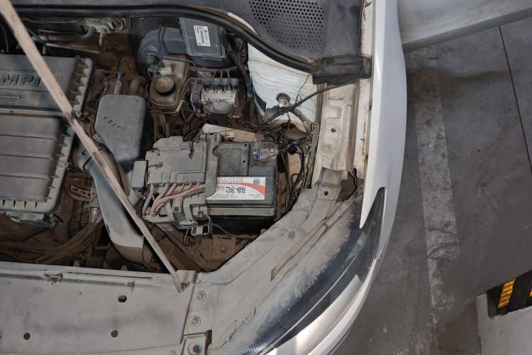 Used Volkswagen Jetta 2015 Zhuihui Edition 1.6L Manual Comfort Model Engine Bay Left