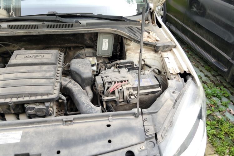 Used Volkswagen Jetta 2015 Value Edition 1.6L Automatic Comfort Version Engine Bay Left