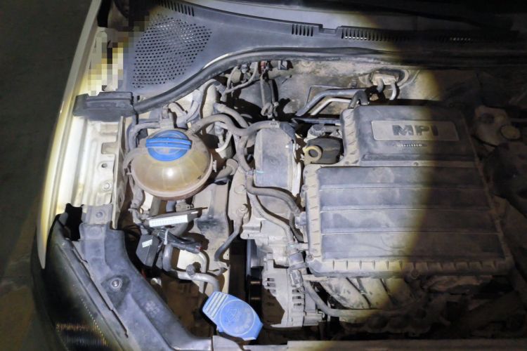 Used Volkswagen Jetta 2015 Zhuihui Edition 1.4L Manual Fashion Model Engine Bay Right