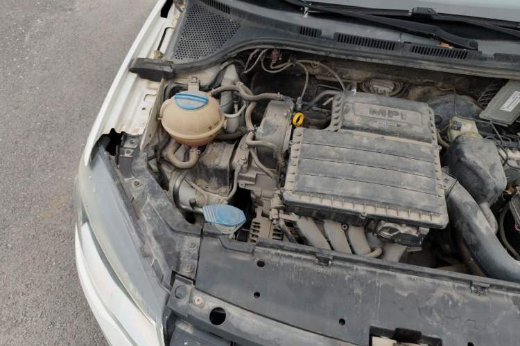 Used Volkswagen Jetta 2015 Zhuihui Edition 1.6L Manual Comfort Model Engine Bay Right