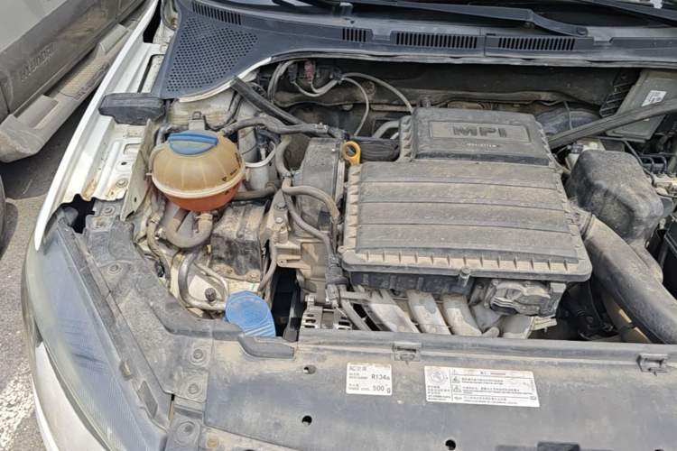 Used Volkswagen Jetta 2015 Zhuihui Edition 1.4L Manual Fashion Model Engine Bay Right