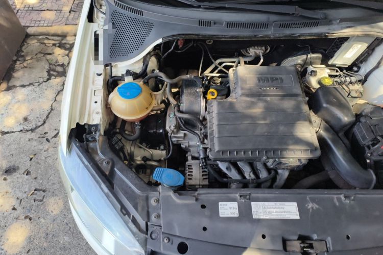 Used Volkswagen Jetta 2015 Zhuihui Edition 1.6L Manual Comfort Model Engine Bay Right