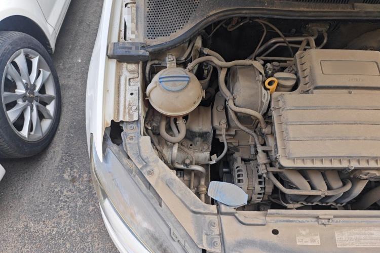 Used Volkswagen Jetta 2015 Zhuihui Edition 1.6L Manual Comfort Model Engine Bay Right
