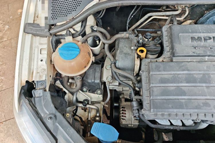 Used Volkswagen Jetta 2015 Zhuihui Edition 1.6L Manual Comfort Model Engine Bay Right