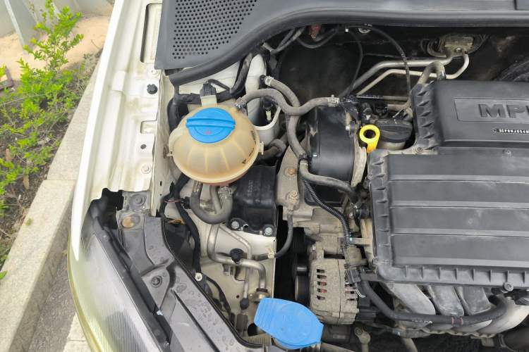 Used Volkswagen Jetta 2015 Value Edition 1.6L Automatic Comfort Version Engine Bay Right
