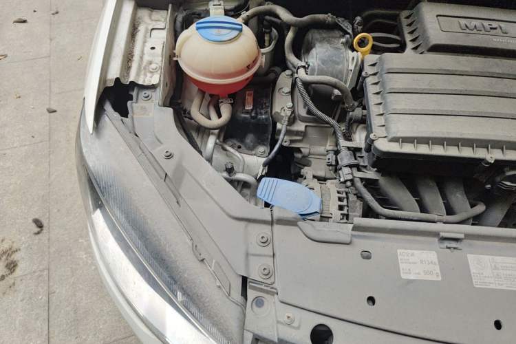 Used Volkswagen Jetta 2015 Value Edition 1.6L Automatic Comfort Version Engine Bay Right
