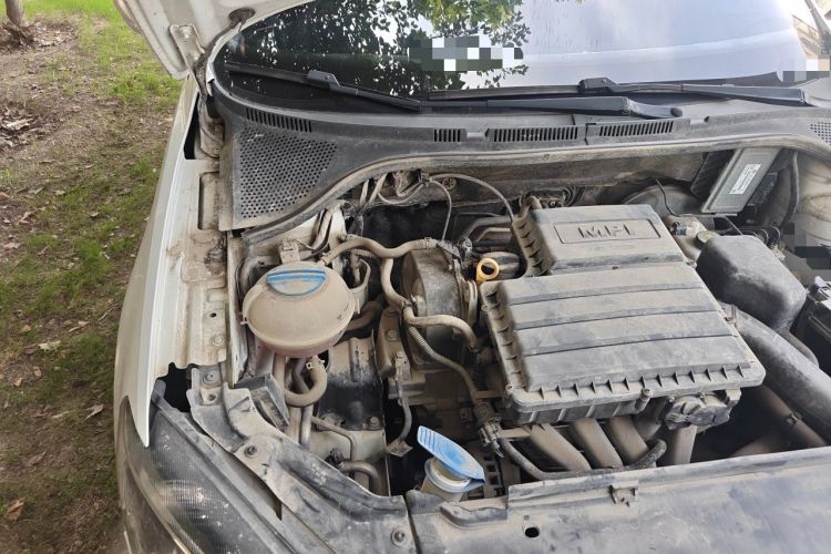 Used Volkswagen Jetta 2015 Value Edition 1.6L Manual Fashionable Style Engine Bay Right