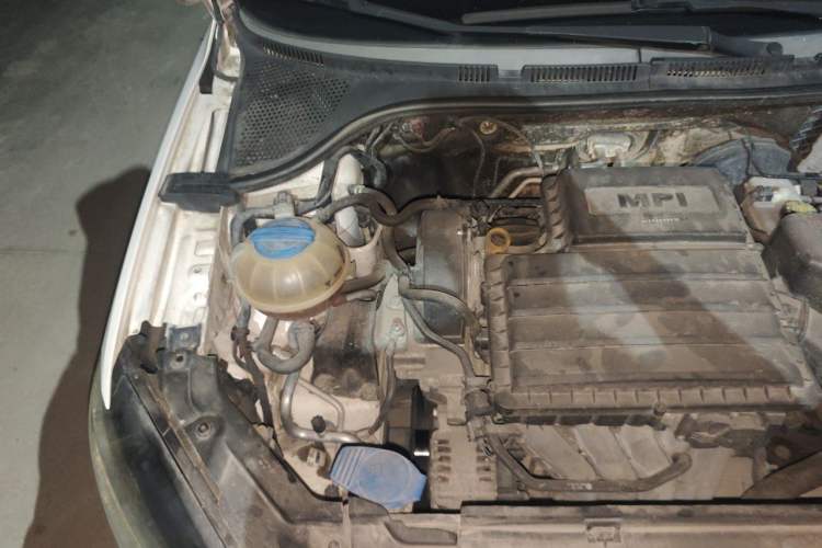 Used Volkswagen Jetta 2015 Zhuihui Edition 1.6L Manual Comfort Model Engine Bay Right