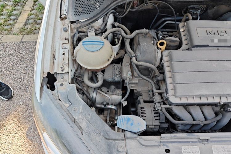 Used Volkswagen Jetta 2015 Zhuihui Edition 1.6L Manual Comfort Model Engine Bay Right