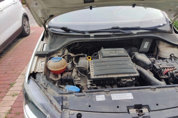 Used Volkswagen Jetta 2015 Zhuihui Edition 1.4L Manual Fashion Model Engine Bay Right