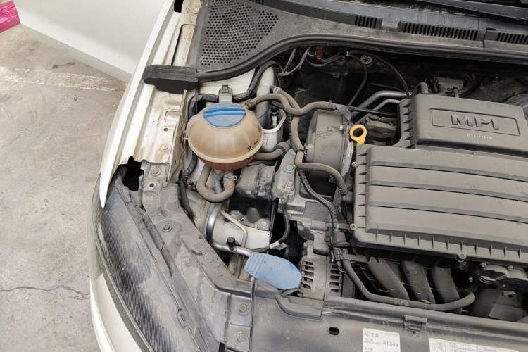 Used Volkswagen Jetta 2015 Zhuihui Edition 1.4L Manual Fashion Model Engine Bay Right