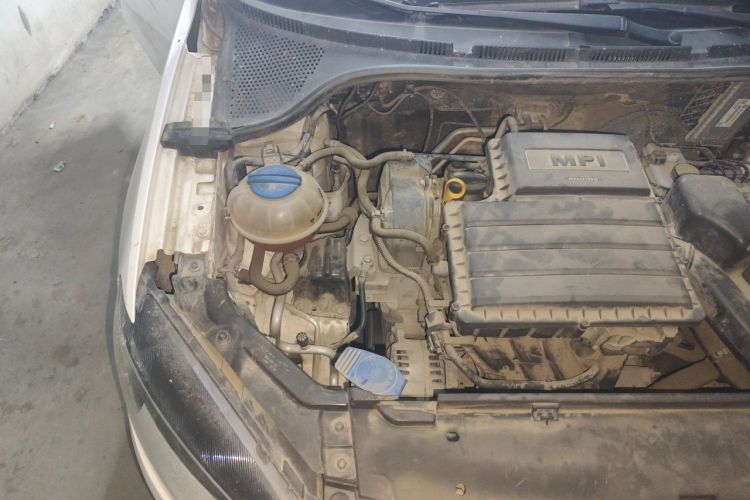 Used Volkswagen Jetta 2015 Zhuihui Edition 1.4L Manual Fashion Model Engine Bay Right