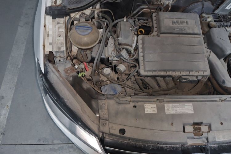 Used Volkswagen Jetta 2015 Zhuihui Edition 1.6L Manual Comfort Model Engine Bay Right