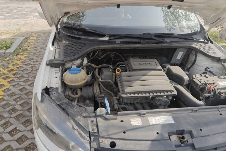 Used Volkswagen Jetta 2015 Zhuihui Edition 1.4L Manual Fashion Model Engine Bay Right