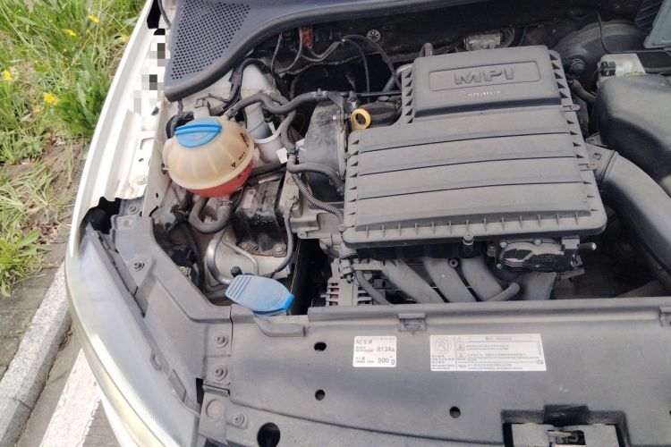 Used Volkswagen Jetta 2015 Value Edition 1.6L Manual Fashionable Style Engine Bay Right