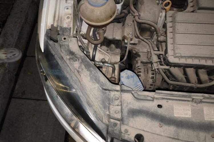 Used Volkswagen Jetta 2015 Zhuihui Edition 1.4L Manual Fashion Model Engine Bay Right
