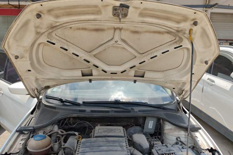 Used Volkswagen Jetta 2015 Zhuihui Edition 1.4L Manual Fashion Model Engine Bay