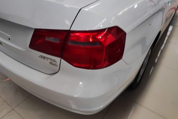 Used Volkswagen Jetta 2015 1.6L Manual Fashion Edition Exterior 3