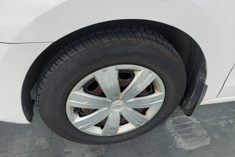 Used Volkswagen Jetta 2015 1.6L Automatic Fashion Model Exterior 4