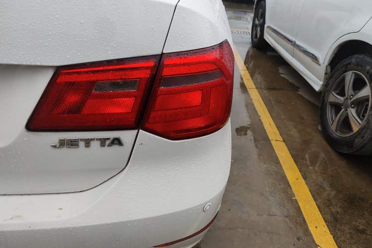 Used Volkswagen Jetta 2015 1.6L Manual Fashion Edition Exterior 6