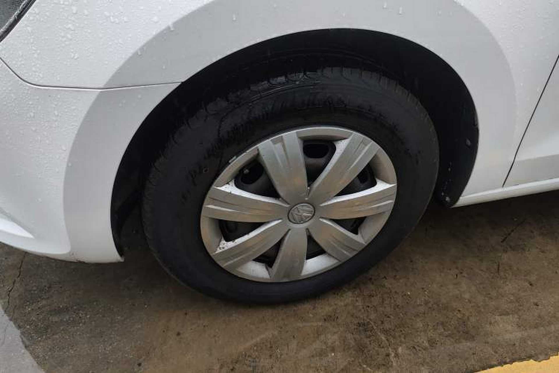 Used Volkswagen Jetta 2015 1.6L Manual Fashion Edition Exterior 7