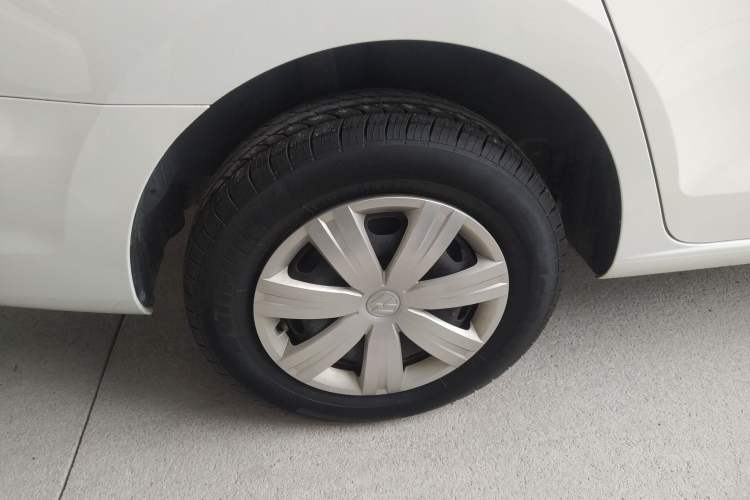 Used Volkswagen Jetta 2015 1.6L Manual Fashion Edition Exterior 8