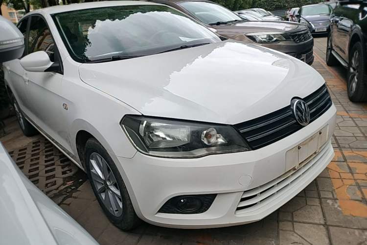 Used Volkswagen Jetta 2015 1.6L Manual Comfort Model Front Right 45 Deg