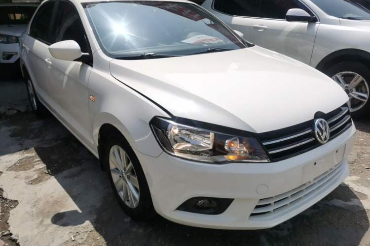 Used Volkswagen Jetta 2015 1.6L Manual Comfort Model Front Right 45 Deg