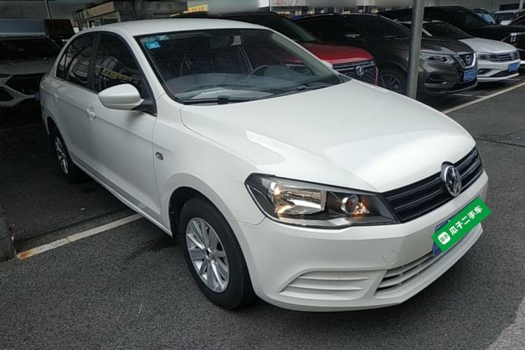Used Volkswagen Jetta 2015 Value Edition 1.6L Manual Fashionable Style Front Right 45 Deg