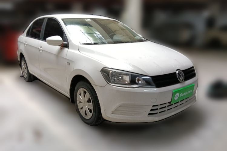 Used Volkswagen Jetta 2015 1.6L Manual Fashion Edition Front Right 45 Deg
