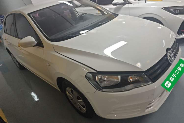 Used Volkswagen Jetta 2015 1.6L Manual Fashion Edition Front Right 45 Deg