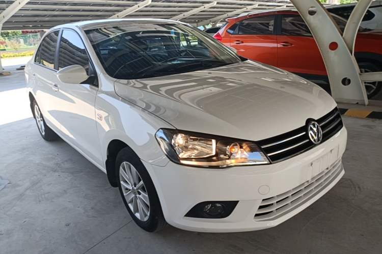 Used Volkswagen Jetta 2015 1.6L Manual Comfort Model Front Right 45 Deg