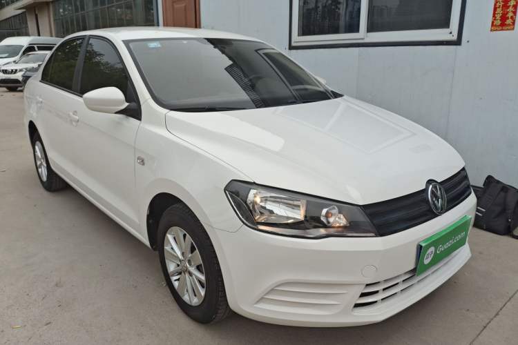 Used Volkswagen Jetta 2015 Value Edition 1.6L Manual Fashionable Style Front Right 45 Deg